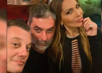 Η Δέσποινα Βανδή στο πλευρό του Βασίλη Μπισμπίκη με μαύρο αποκαλυπτικό μίνι (φωτό)