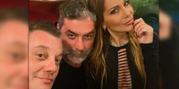 Alldaynews.gr Η Δέσποινα Βανδή στο πλευρό του Βασίλη Μπισμπίκη με μαύρο αποκαλυπτικό μίνι (φωτό)