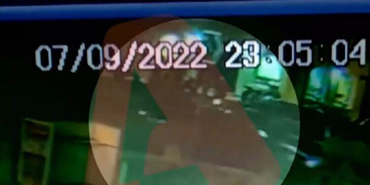 Η στιγμή που οδηγός πάτησε 18χρονο επειδή του έκανε παρατήρηση (video)