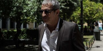 Alldaynews.gr Θέμης Αδαμαντίδης: Εσπρωξε δημοσιογράφο έξω από τα δικαστήρια – Εξαλλη η Κατερίνα Καινούργιου