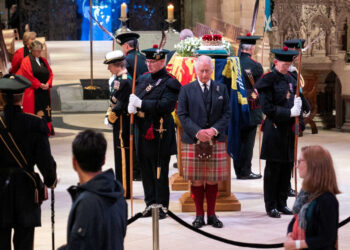 Βασίλισσα Ελισάβετ: Συγκλονιστικές εικόνες στην «Αγρυπνία των Πριγκίπων» – «Φρουρούν» το φέρετρο τα τέσσερα παιδιά της