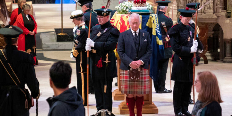 Βασίλισσα Ελισάβετ: Συγκλονιστικές εικόνες στην «Αγρυπνία των Πριγκίπων» – «Φρουρούν» το φέρετρο τα τέσσερα παιδιά της