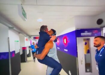 Επικό βίντεο με τον Ποτζέκο να “ορμάει” στην αγκαλιά του Αντετοκούνμπο: «Πήδηξα για να τον αγκαλιάσω, αλλά είναι τεράστιος»