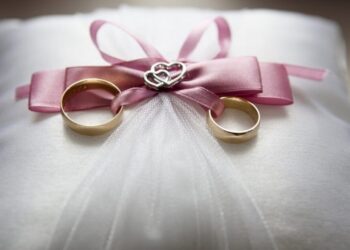 Χαμός στο Αλιβέρι: Πήρε 50.000 Ευρώ μπροστά στην κάμερα και Διέλυσε τον αρραβώνα (video)