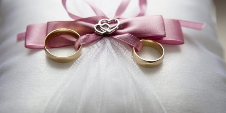 Χαμός στο Αλιβέρι: Πήρε 50.000 Ευρώ μπροστά στην κάμερα και Διέλυσε τον αρραβώνα (video)