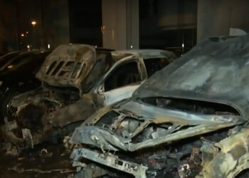 Εμπρησμός σε αντιπροσωπεία αυτοκινήτων στην Αχαρνών – Κάηκαν 5 οχήματα