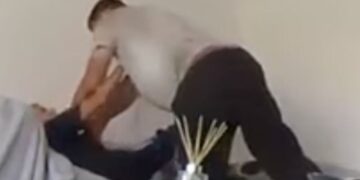 Alldaynews.gr Βίντεο που δείχνει τον 40χρονο να προσπαθεί να στραγγαλίσει την πρώην του – «Θα πεθάνεις στα χέρια μου»