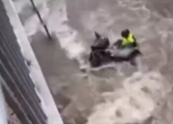 Θεσσαλονίκη: Ντελιβεράς παρασύρθηκε από τα νερά στους δρόμους που πλημμύρισαν από την καταιγίδα (video)