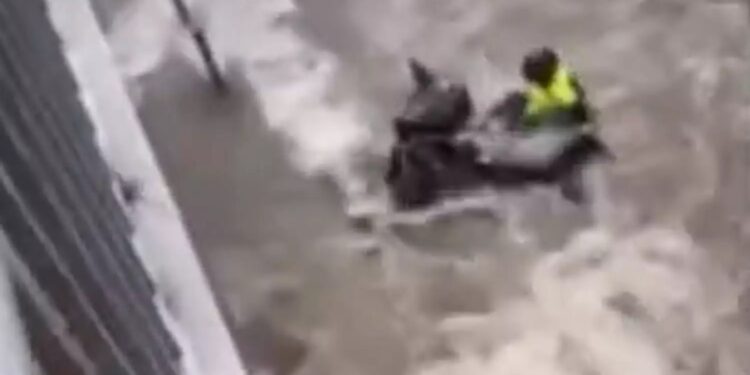 Alldaynews.gr Θεσσαλονίκη: Ντελιβεράς παρασύρθηκε από τα νερά στους δρόμους που πλημμύρισαν από την καταιγίδα (video)