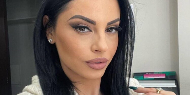 Alldaynews.gr Δήμητρα Αλεξανδράκη-“Αλλάξτε τίτλο ΤΩΡΑ” : Έξαλλη με είδηση που την ήθελε να έχει κάνει απόπειρα αυτοκτονίας