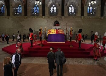 Λιποθύμησε η ξαδέλφη της βασίλισσας Ελισάβετ μόλις μπήκε το φέρετρο[photos]