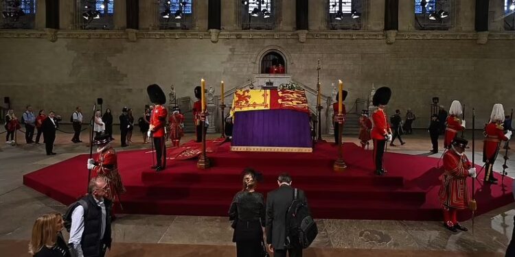 Λιποθύμησε η ξαδέλφη της βασίλισσας Ελισάβετ μόλις μπήκε το φέρετρο[photos]