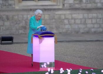 Κρίσιμες ώρες για την Βασίλισσα Ελισάβετ: Αγωνία για την υγεία της – Όλη η Βασιλική Οικογένεια στο πλευρό της