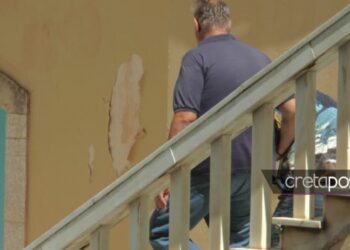 Ελεύθερος ο 52χρονος που έδερνε την κόρη του με σανίδα – Οι σκληροί όροι που του επιβλήθηκαν