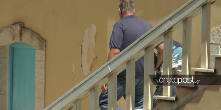 Ελεύθερος ο 52χρονος που έδερνε την κόρη του με σανίδα – Οι σκληροί όροι που του επιβλήθηκαν