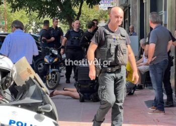 Alldaynews.gr Σοκ στη Θεσσαλονίκη: Λογιστής βγήκε στο δρόμο με πιστόλι σε κατάσταση αμόκ (video)