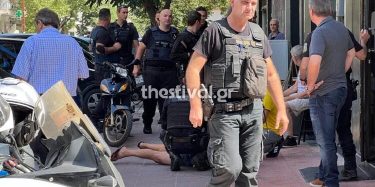 Alldaynews.gr Σοκ στη Θεσσαλονίκη: Λογιστής βγήκε στο δρόμο με πιστόλι σε κατάσταση αμόκ (video)