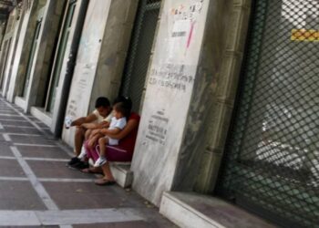 Θεσσαλονίκη: Έβαζε 6χρονη να ζητιανεύει έξω από μαγαζιά – Την παραμελούσε για να τη λυπούνται οι διερχόμενοι