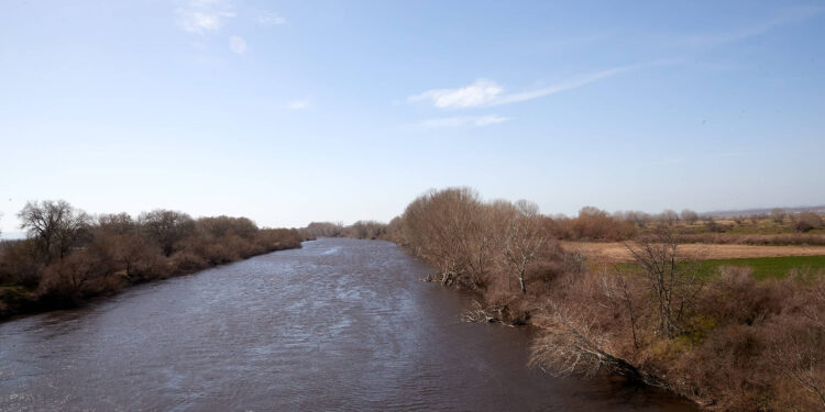 Έβρος: Τούρκος στρατοχωροφύλακας δίπλα στους 400 μετανάστες που βρέθηκαν εγκλωβισμένοι σε νησίδα