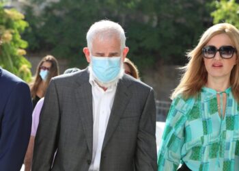 Δίκη Φιλιππίδη: Ξέσπασε σε κλάματα η σύζυγός του – «Ο Πέτρος δεν είναι βιαστής, είναι αθώος»