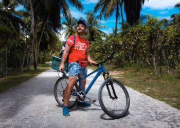 Η ανακοίνωση του ΣΚΑΙ για την εκπομπή του Ευτύχη Μπλέτσα, Happy Traveller – Πώς εμπλέκεται η σύζυγός του, Ηλέκτρα