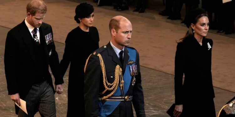 Τι αποκάλυψε το διάβασμα των χειλιών στην κηδεία της βασίλισσας Ελισάβετ