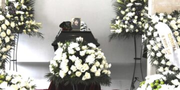 Μάρθα Καραγιάννη: Σπαραγμός στην κηδεία-«Καλό ταξίδι, θα σε θυμόμαστε για πάντα»[Φωτογραφίες]