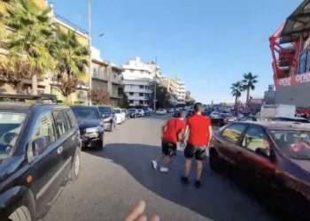 Τρομερό περιστατικό έξω από το «Καραϊσκάκης»: Οπαδοί του Ολυμπιακού επιτέθηκαν σε Nοτιοκορεάτη Youtuber ενώ έκανε live (video)