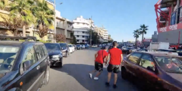 Τρομερό περιστατικό έξω από το «Καραϊσκάκης»: Οπαδοί του Ολυμπιακού επιτέθηκαν σε Nοτιοκορεάτη Youtuber ενώ έκανε live (video)