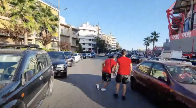 Τρομερό περιστατικό έξω από το «Καραϊσκάκης»: Οπαδοί του Ολυμπιακού επιτέθηκαν σε Nοτιοκορεάτη Youtuber ενώ έκανε live (video)