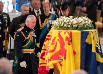 Βασίλισσα Ελισάβετ: Λύγισε ο Κάρολος μπροστά στο φέρετρο της μητέρας του