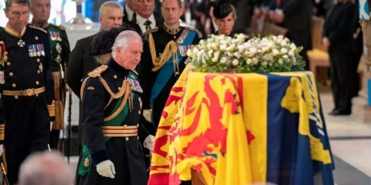 Alldaynews.gr Βασίλισσα Ελισάβετ: Λύγισε ο Κάρολος μπροστά στο φέρετρο της μητέρας του