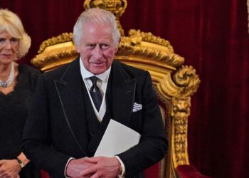 Mε αναποδιές ξεκίνησε η Βασιλεία του Καρόλου – Το περιστατικό που τον έκανε έξαλλο στην τελετή