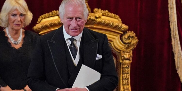 Alldaynews.gr Mε αναποδιές ξεκίνησε η Βασιλεία του Καρόλου – Το περιστατικό που τον έκανε έξαλλο στην τελετή