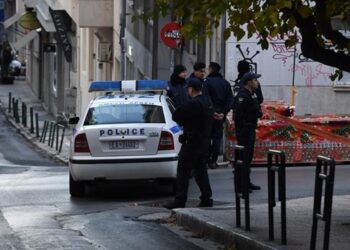 Θρίλερ στο Κολωνάκι: Γνωστός επιχειρηματίας ο 35χρονος που έπεσε στο κενό – Σκόρπισαν δεκάδες χιλιάδες ευρώ στον δρόμο