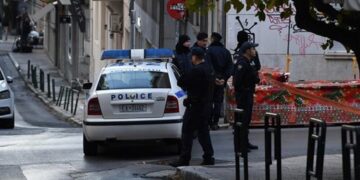 Θρίλερ στο Κολωνάκι: Γνωστός επιχειρηματίας ο 35χρονος που έπεσε στο κενό – Σκόρπισαν δεκάδες χιλιάδες ευρώ στον δρόμο