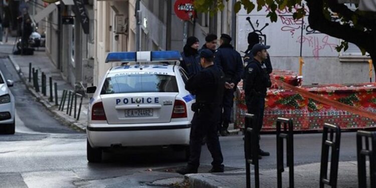 Θρίλερ στο Κολωνάκι: Γνωστός επιχειρηματίας ο 35χρονος που έπεσε στο κενό – Σκόρπισαν δεκάδες χιλιάδες ευρώ στον δρόμο