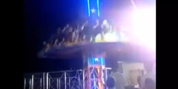 Alldaynews.gr Σοκαριστικό ατύχημα σε λούνα παρκ: Χάλασε παιχνίδι στον αέρα και έσκασαν δεκάδες άνθρωποι στο έδαφος (video)