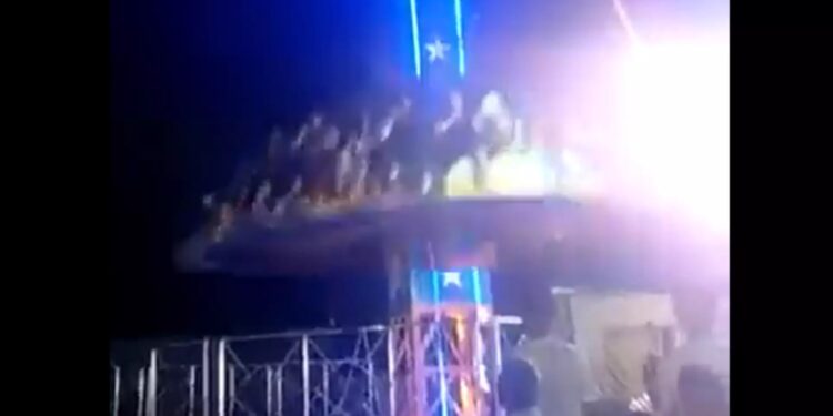 Alldaynews.gr Σοκαριστικό ατύχημα σε λούνα παρκ: Χάλασε παιχνίδι στον αέρα και έσκασαν δεκάδες άνθρωποι στο έδαφος (video)