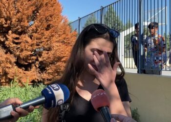 Θεσσαλονίκη: Μαθήτρια ξέσπασε σε κλάματα για τον 16χρονο Μιχάλη που έχασε τη ζωή του μετά από τροχαίο (video)