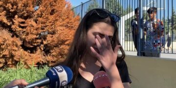 Alldaynews.gr Θεσσαλονίκη: Μαθήτρια ξέσπασε σε κλάματα για τον 16χρονο Μιχάλη που έχασε τη ζωή του μετά από τροχαίο (video)