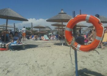 Απίστευτο περιστατικό στην Κρήτη: Kλείδωσε 20μηνών μωρό στο αμάξι και πήγε να κάνει… μπάνιο στη θάλασσα