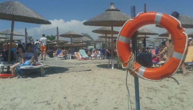 Alldaynews.gr Απίστευτο περιστατικό στην Κρήτη: Kλείδωσε 20μηνών μωρό στο αμάξι και πήγε να κάνει… μπάνιο στη θάλασσα