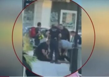 Alldaynews.gr Ναύπλιο: Η στιγμή που ληστής παθαίνει εγκεφαλικό την ώρα της καταδίωξης και αστυνομικοί τον βοηθούν