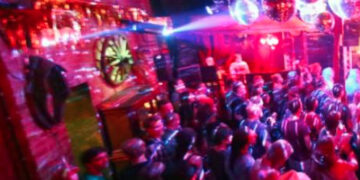 Κύπρος: Εδιωξαν ομοφυλόφιλο ζευγάρι από κλαμπ επειδή φιλήθηκε – «Φιλιά μόνο από straight»