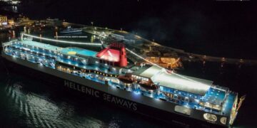 Alldaynews.gr Οι εντυπωσιακές νυχτερινές μανούβρες του Νήσος Σάμος στο λιμάνι της Χίου (video)