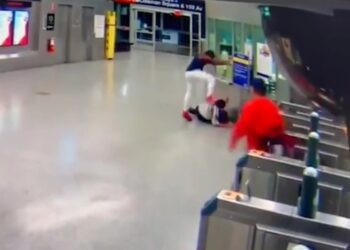 Της μίλησε στο μετρό, τον αγνόησε και την έσπασε στο ξύλο – Σοκάρει το βίντεο της επίθεσης