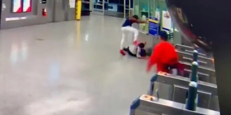 Alldaynews.gr Της μίλησε στο μετρό, τον αγνόησε και την έσπασε στο ξύλο – Σοκάρει το βίντεο της επίθεσης