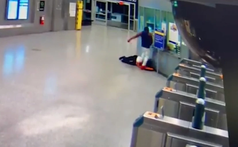 Της μίλησε στο μετρό, τον αγνόησε και την έσπασε στο ξύλο – Σοκάρει το βίντεο της επίθεσης