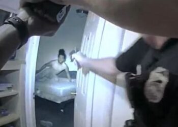 ΗΠΑ: Αστυνομικοί ζήτησαν από 20χρονο να μείνει στο κρεβάτι του, άνοιξαν την πόρτα και τον σκότωσαν (video)